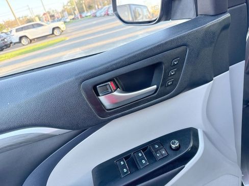 Used 2019 Toyota Highlander Limited image 12