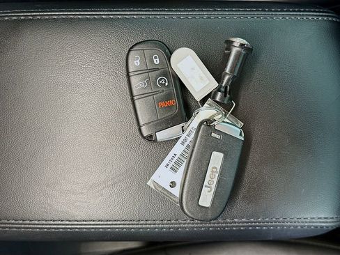 Used 2022 Jeep Grand Cherokee Laredo X AWD/4WD image 35