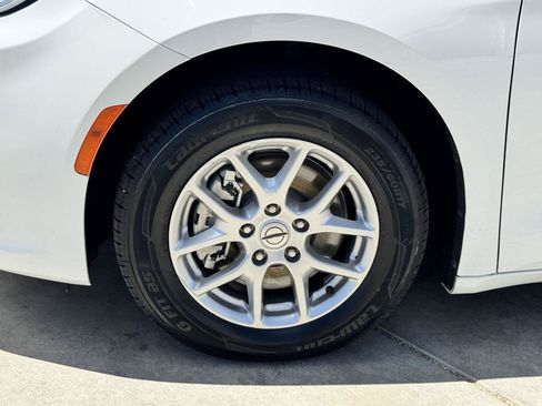 Used 2024 Chrysler Pacifica Touring-L FWD image 10