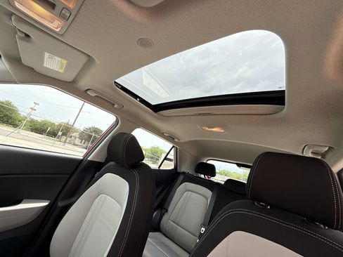 Used 2024 Hyundai Venue SEL FWD image 16