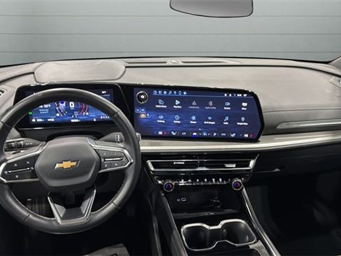 Used 2025 Chevrolet Traverse LT image 24