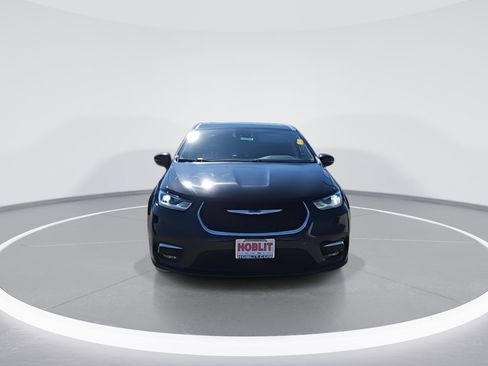 Certified 2023 Chrysler Pacifica Touring-L image 3