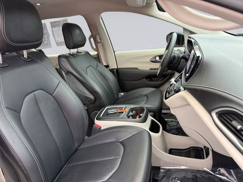 Certified 2024 Chrysler Pacifica Select image 20