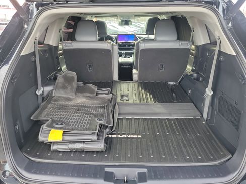 Used 2023 Toyota Highlander Limited image 8