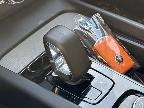 Used 2025 Volvo XC60 B5 Plus image 26