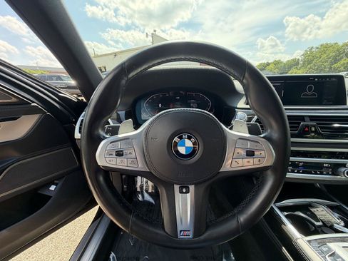 Used 2022 BMW 750i xDrive w/ M Sport Package AWD/4WD image 17