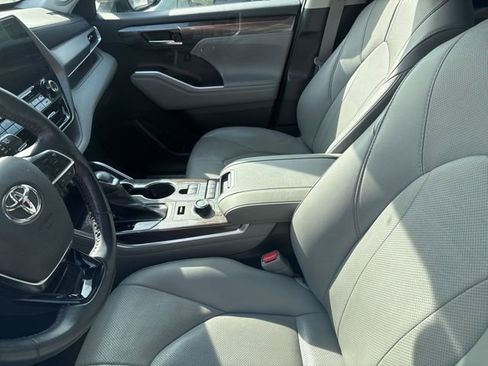 Used 2021 Toyota Highlander Limited image 11