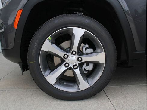 New 2025 Jeep Grand Cherokee Limited w/ Luxury Tech Group II image 34