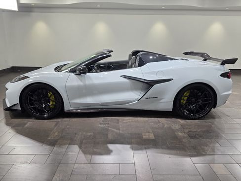 Used 2023 Chevrolet Corvette Z06 w/ Z07 Performance Package RWD image 3