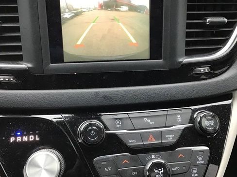 Used 2018 Chrysler Pacifica Touring-L image 10