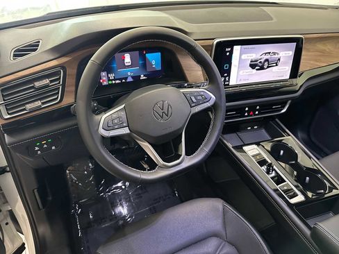 Used 2024 Volkswagen Atlas SE w/ Black Wheel Package AWD/4WD image 2