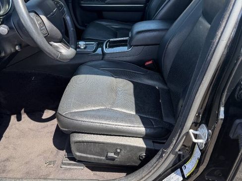Used 2017 Chrysler 300 C RWD image 9