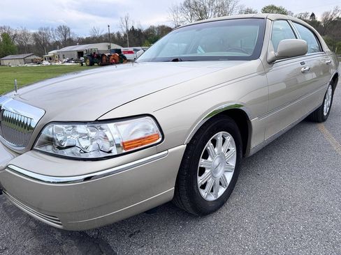 Used 2008 Lincoln Town Car Signature Limited RWD image 3