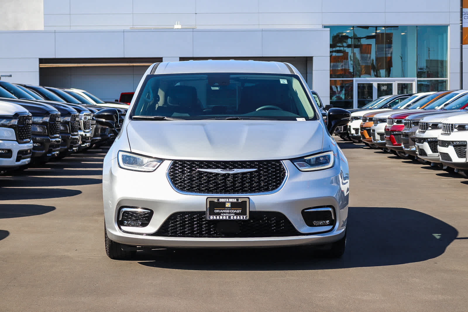 Used 2024 Chrysler Pacifica Limited FWD image 2