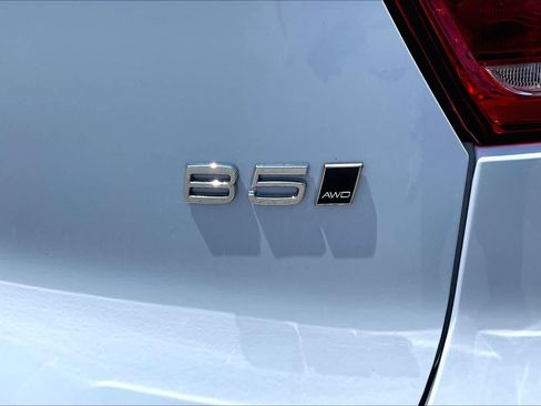 Used 2024 Volvo XC40 B5 Plus AWD/4WD image 10