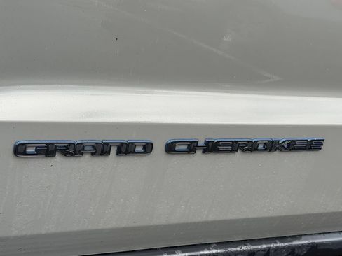 Used 2020 Jeep Grand Cherokee Laredo AWD/4WD image 24