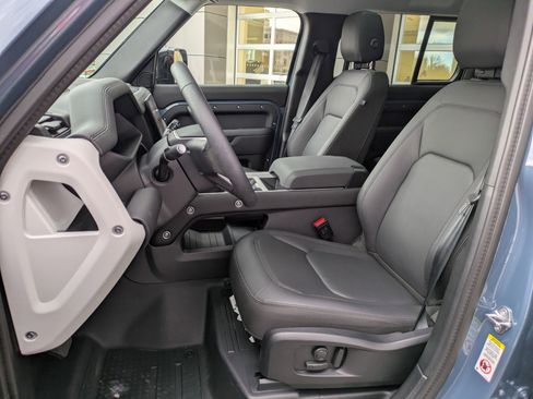 Used 2025 Land Rover Defender 110 S image 28