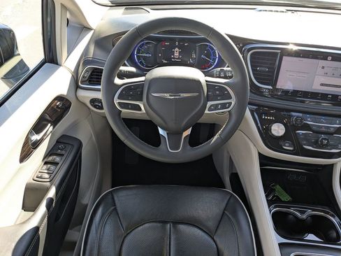 Used 2023 Chrysler Pacifica Limited image 17