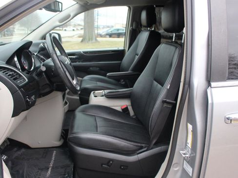 Used 2016 Chrysler Town & Country Touring-L w/ Driver Convenience Group FWD image 13