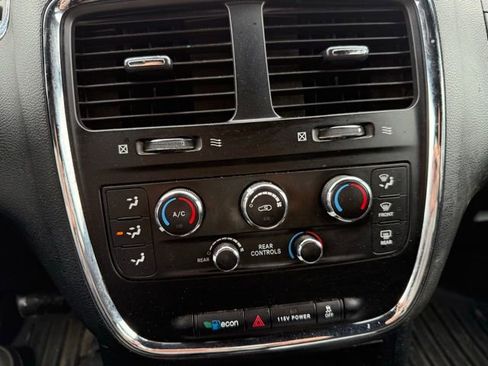 Used 2016 Dodge Grand Caravan SE image 18