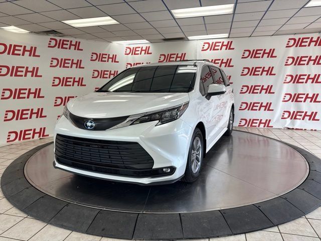 Used 2025 Toyota Sienna XLE w/ XLE Plus Package FWD image 5