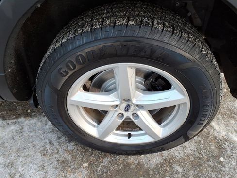 Used 2017 Ford Explorer XLT w/ Equipment Group 201A image 10