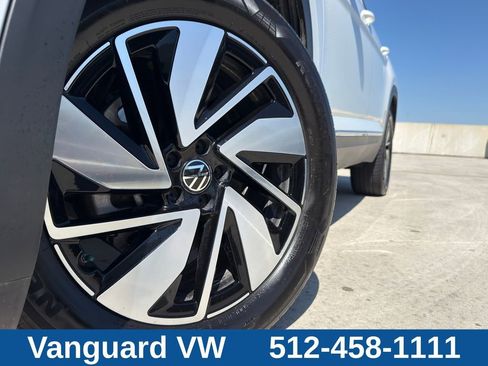 Used 2024 Volkswagen Atlas SEL AWD/4WD image 4