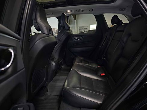 Used 2019 Volvo XC60 T5 Momentum w/ Multimedia Package image 18