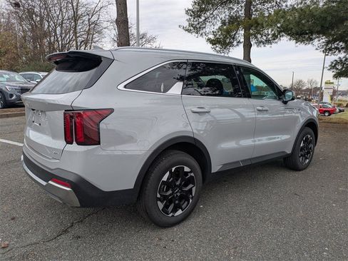 Used 2025 Kia Sorento S w/ Panoramic Sunroof Package image 4