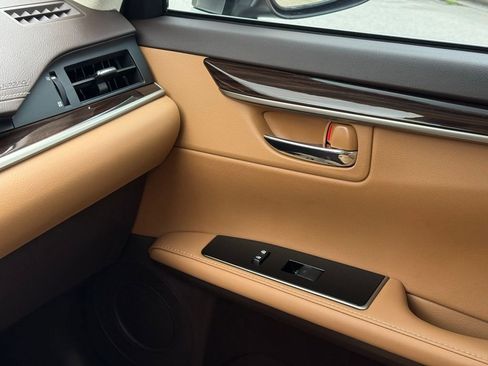 Used 2017 Lexus ES 350 w/ Luxury Package image 38