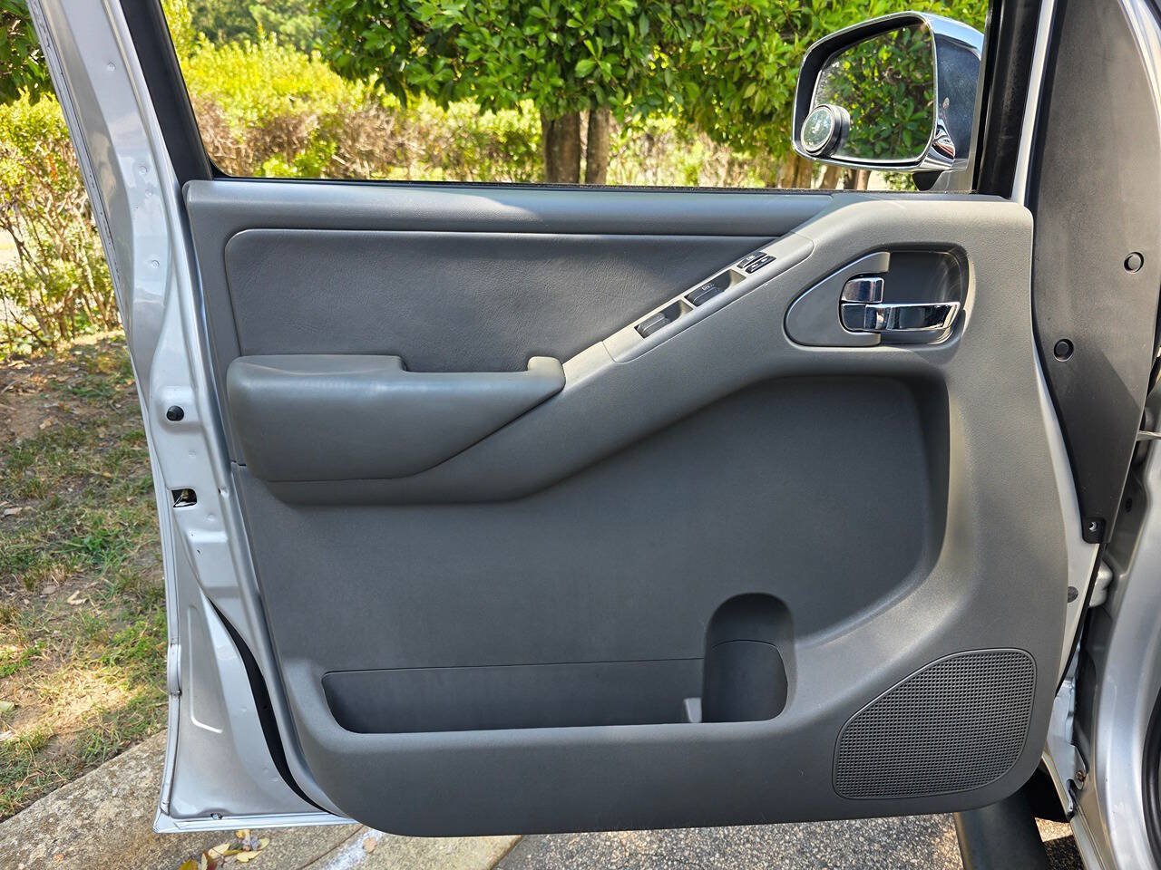 Used 2013 Nissan Frontier SL w/ Moonroof Pkg AWD/4WD image 11