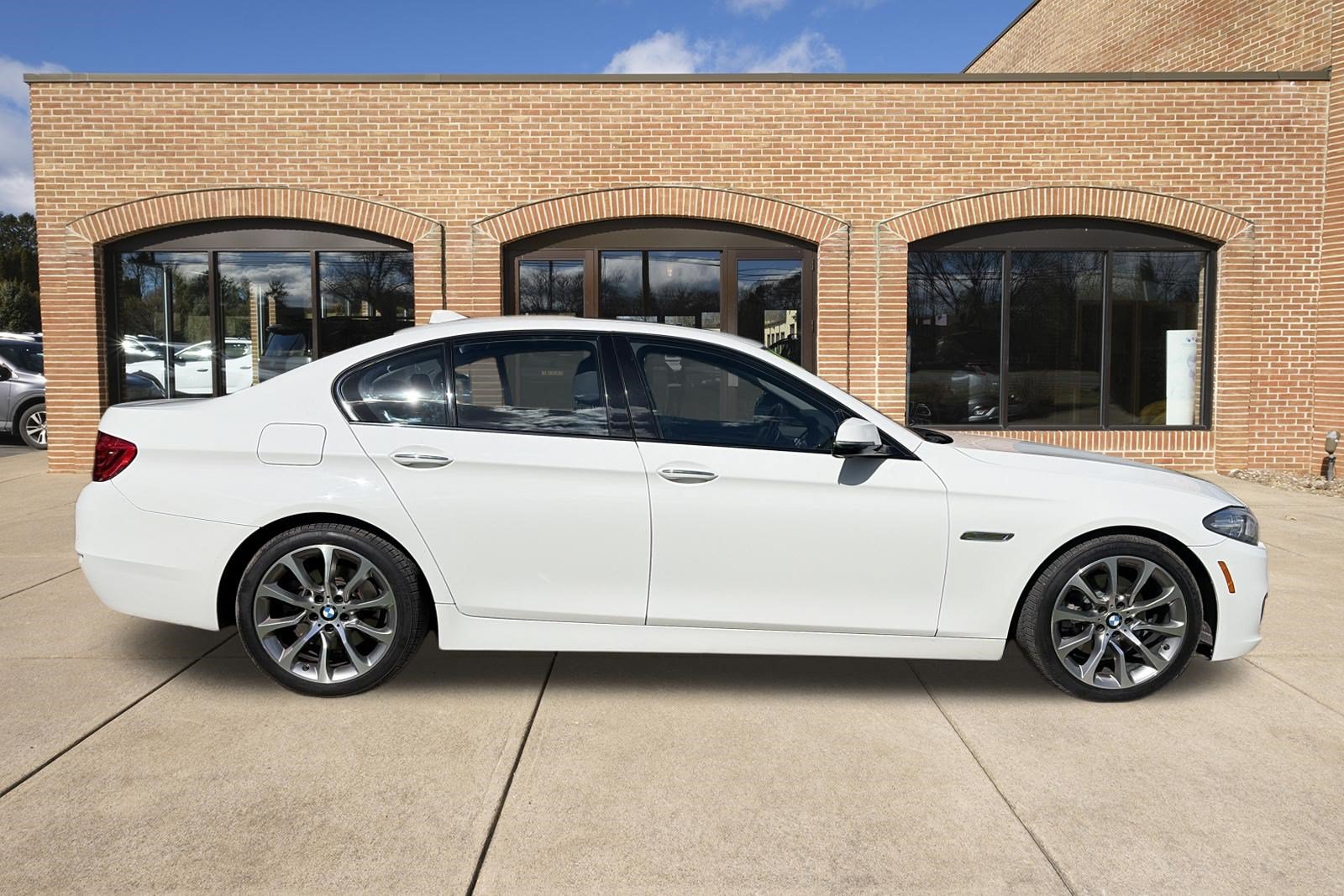 Used 2016 BMW 528i xDrive Sedan AWD/4WD image 2