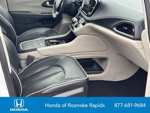 Used 2023 Chrysler Pacifica Limited FWD image 13