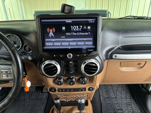Used 2015 Jeep Wrangler Unlimited Sahara w/ Connectivity Group AWD/4WD image 19