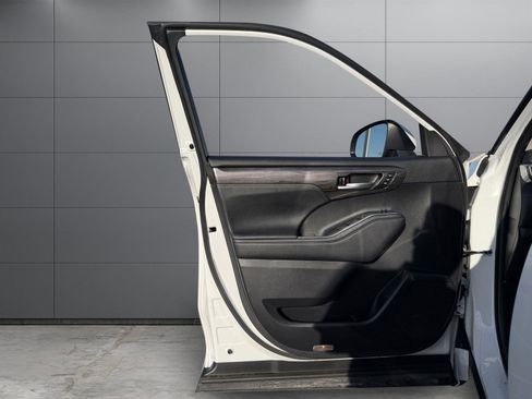 Used 2023 Toyota Highlander Platinum image 14