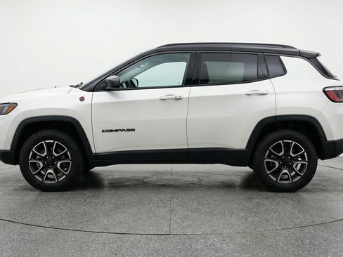 Used 2025 Jeep Compass Trailhawk image 5