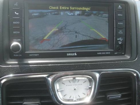 Used 2014 Chrysler Town & Country Touring FWD image 28