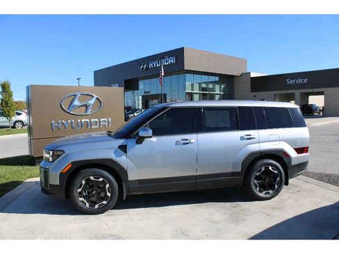 Used 2025 Hyundai Santa Fe SE image 2