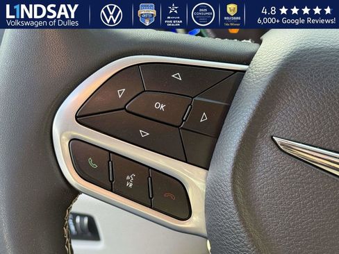 Used 2023 Chrysler Pacifica Touring-L image 21