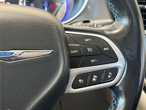 Used 2021 Chrysler Pacifica Touring w/ Uconnect Theater Family Group FWD image 29
