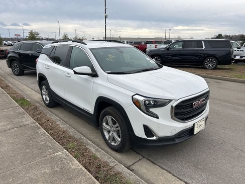 Used 2021 GMC Terrain SLE w/ Driver Convenience Package image 3