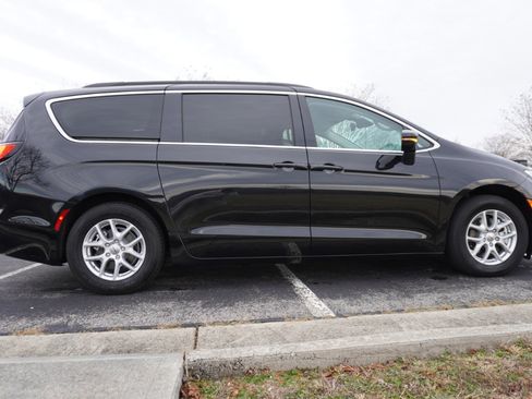 Used 2022 Chrysler Pacifica Touring-L image 8