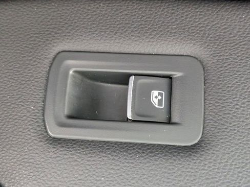 Used 2024 Volkswagen Tiguan SE image 37