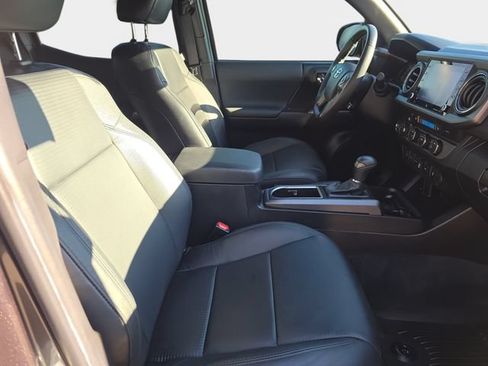 Used 2022 Toyota Tacoma TRD Off-Road w/ TRD Premium Off Road Package AWD/4WD image 12