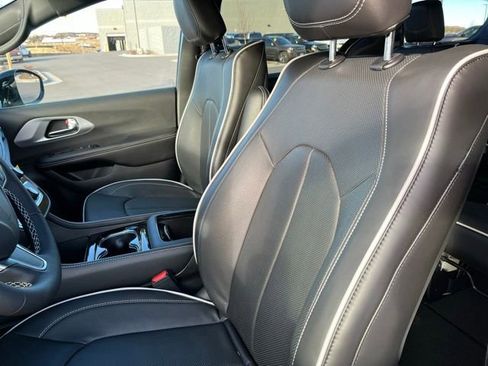 New 2026 Chrysler Pacifica Limited w/ Uconnect Theater Family Group image 13