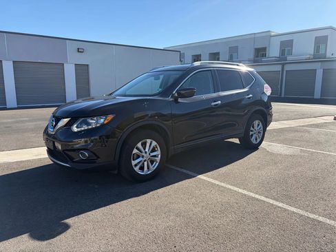Used 2016 Nissan Rogue SV image 2