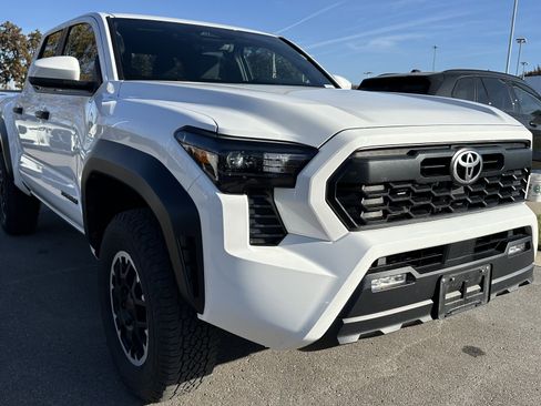 Used 2024 Toyota Tacoma TRD Off-Road image 2