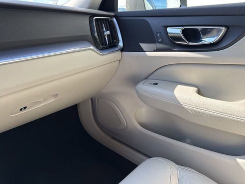 Used 2020 Volvo V60 T5 Cross Country image 29
