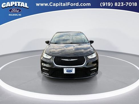 Used 2024 Chrysler Pacifica Touring-L image 3