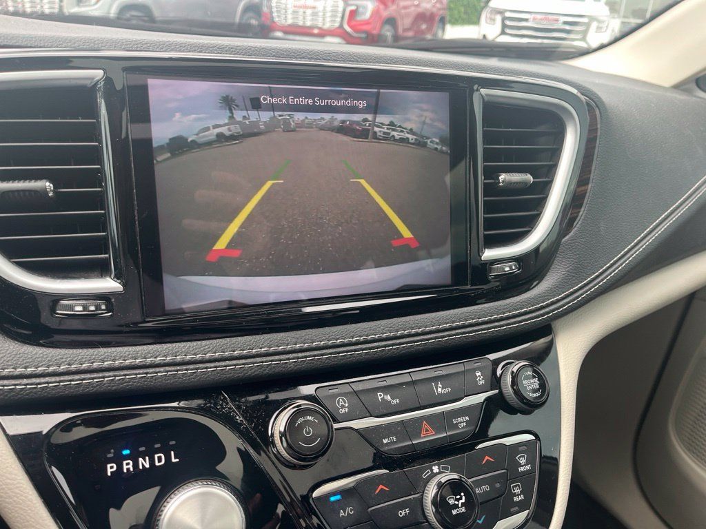 Used 2023 Chrysler Pacifica Limited w/ Trailer Tow Group FWD image 15